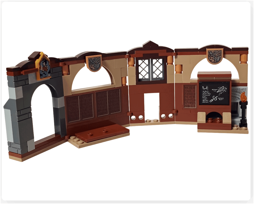 レゴ ハリー・ポッター 76442 黒板パーツを壁面に取り付けた工程。呪文ステッカーの黒板が加わり、暖炉と並んで教室の雰囲気が整った様子