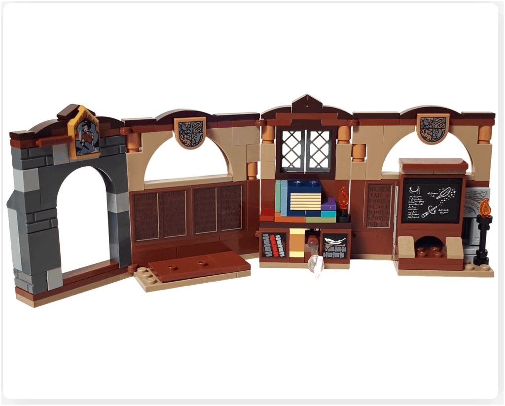 レゴ ハリー・ポッター 76442 壁面に本棚ギミックを取り付けた完成形。黒板や本棚、羽根の浮遊ギミックが並び、呪文学の教室シーンが整った状態