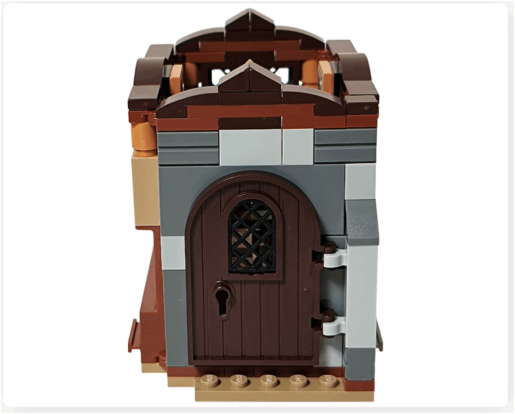 レゴ ハリー・ポッター 76442 教室セットを閉じた正面ビュー。石造りのドアフレームとブラウンの外壁が組み合わさった外観がコンパクトにまとまった状態