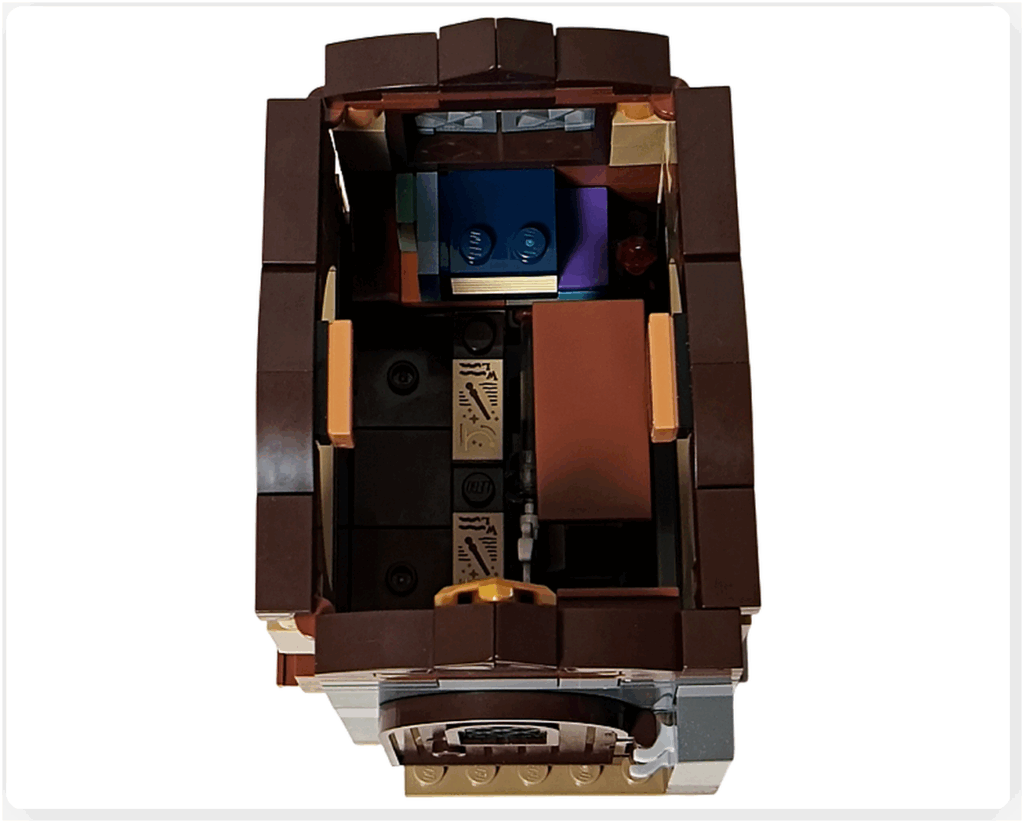 レゴ ハリー・ポッター 76442 教室セットを閉じた状態を上から見た構造。机や講義台、本棚ギミックが内部に収まり、コンパクトに折りたたまれた様子