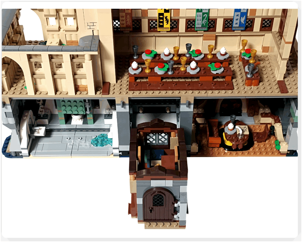 レゴ ハリー・ポッター 76442 呪文学の教室を76435 大広間セットの地下フロアへ格納した様子。教室ユニットが大広間の構造にぴったり収まり、ホグワーツの拡張レイアウトが再現されている状態