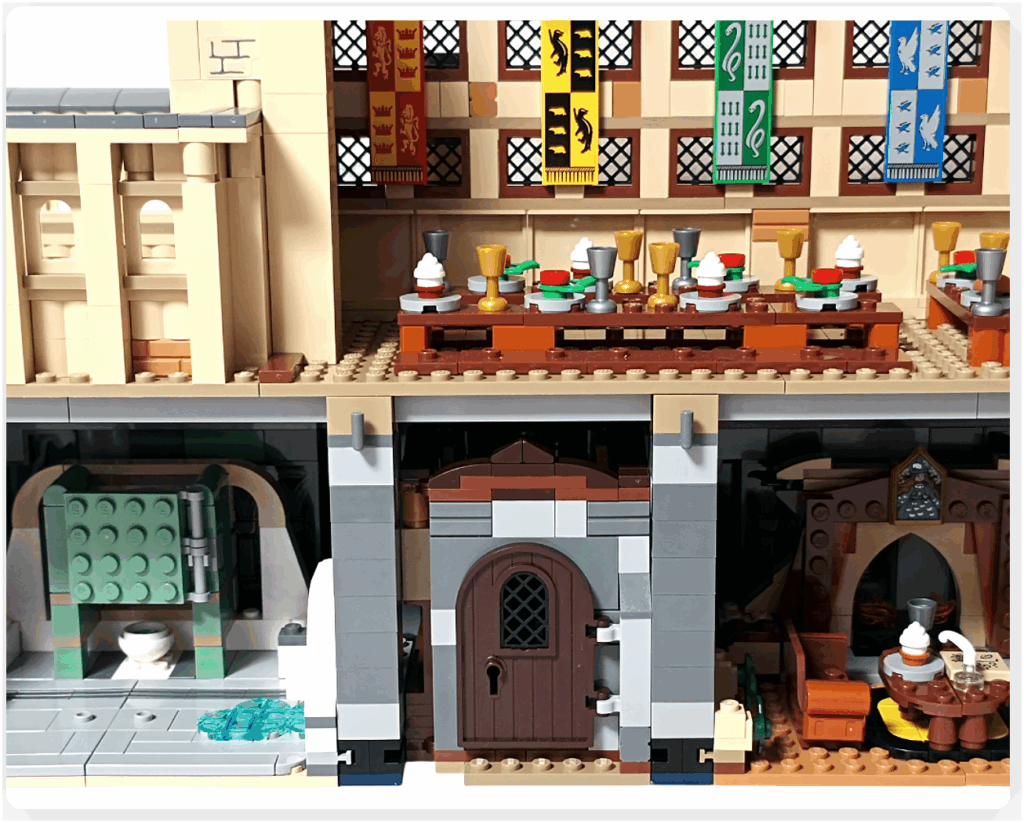 レゴ ハリー・ポッター 76435 大広間セットの地下フロア中央に76442 教室ユニットを配置した正面ビュー。トイレや談話室と並び、教室が自然にホグワーツの一部として組み込まれている様子