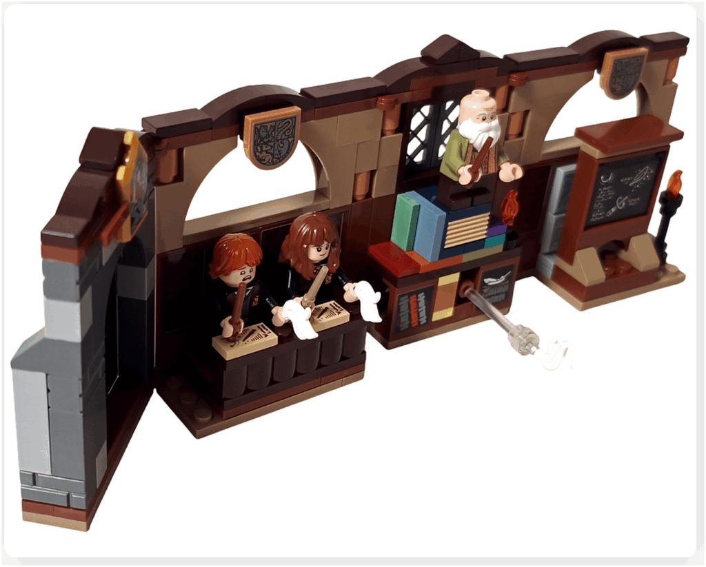 レゴ ハリー・ポッター 76442 呪文学の教室セットの完成シーン。ハーマイオニーとロンが羽根を浮かせる魔法を練習し、フリットウィック先生が講義台の上から見守る授業風景