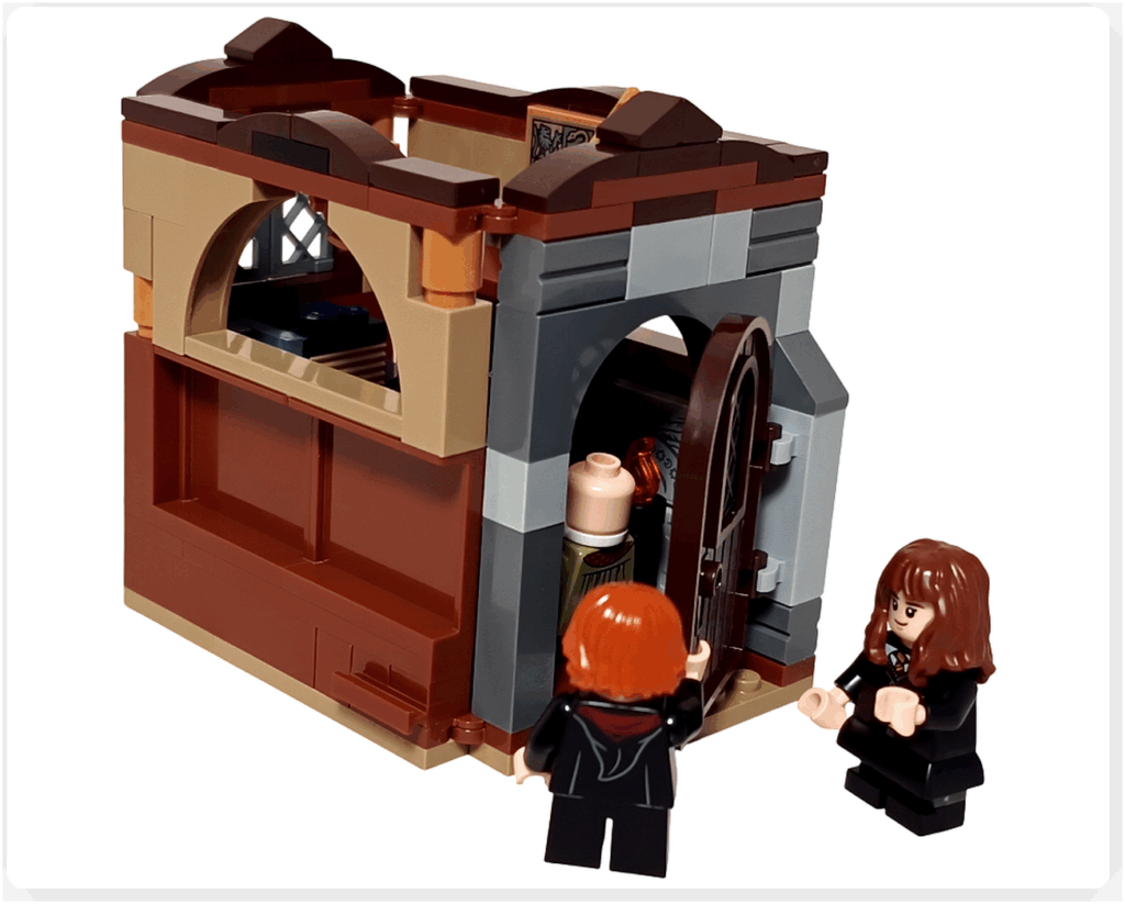 LEGO 76442 閉じた状態の教室ユニットと、扉の前で授業を待つハーマイオニーとロンのミニフィギュア。内部ではフリットウィック先生が準備中の様子がうかがえるシーン