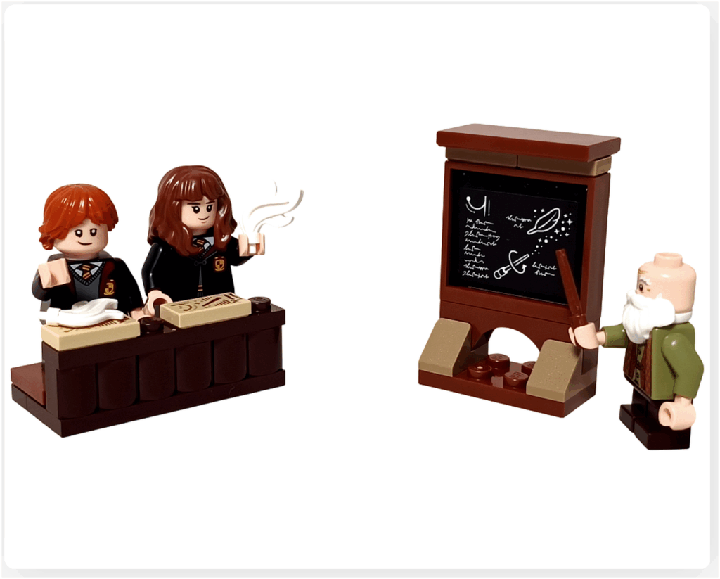 LEGO 76442 呪文学の授業シーン。黒板の前でフリットウィック先生が杖を持って説明し、机の前ではハーマイオニーとロンが羽根の呪文練習に備えて座っている様子。