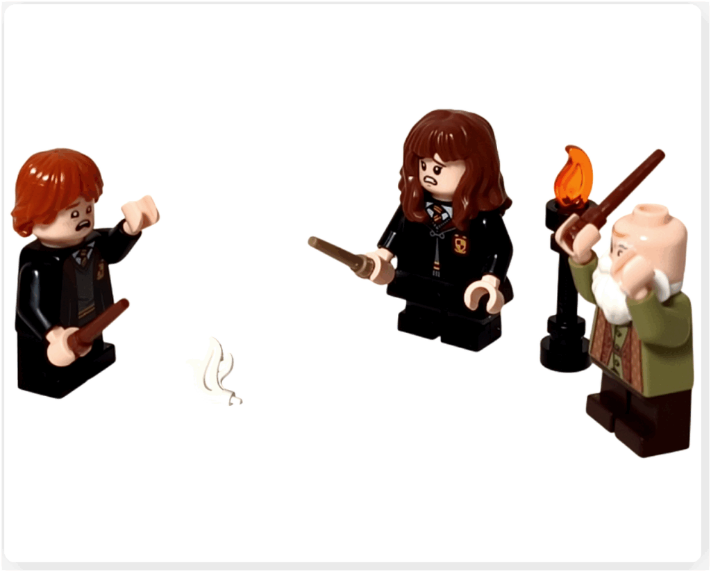 ハリー・ポッター LEGO セット76442のシーン。 ロンが呪文に失敗して驚いた様子を、ハーマイオニーとフリットウィック先生が見守っている。 床には失敗した羽根のパーツが落ちている。