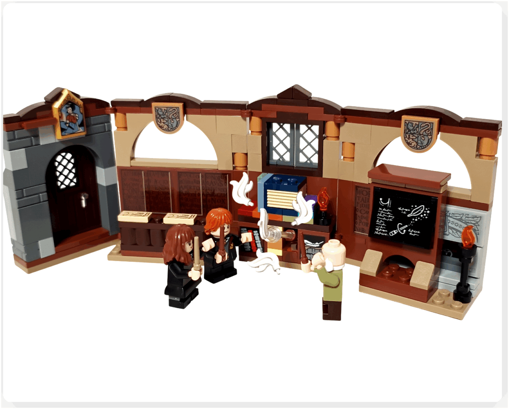 呪文学の教室で、ハーマイオニー、ロン、フリットウィック先生が同時に呪文を唱え、複数の羽根が空中に浮かんでいるシーン。教室セット全体が背景として映っている。