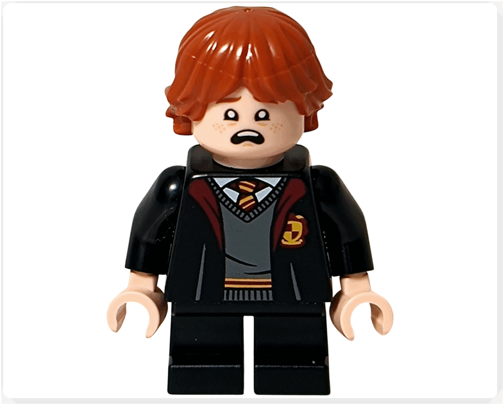 レゴ ハリー・ポッター 76442 のロン・ウィーズリーのミニフィグ別表情。困ったような口と眉が描かれたフェイスプリントで、黒いローブとグリフィンドールの制服を着ている。