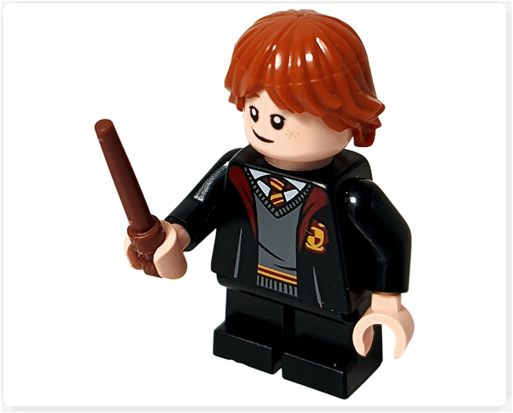 レゴ ハリー・ポッター 76442 のロン・ウィーズリーのミニフィグ。右手にブラウンの杖を持ち、制服とローブを着た状態で立っている斜め前のアングル。