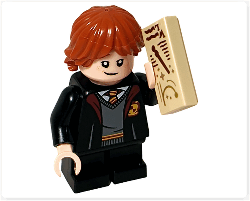 レゴ ハリー・ポッター 76442 のロン・ウィーズリーのミニフィグが、魔法の教科書を示すプリント入りタイルパーツを手に持っているショット。グリフィンドールの制服を着ている。
