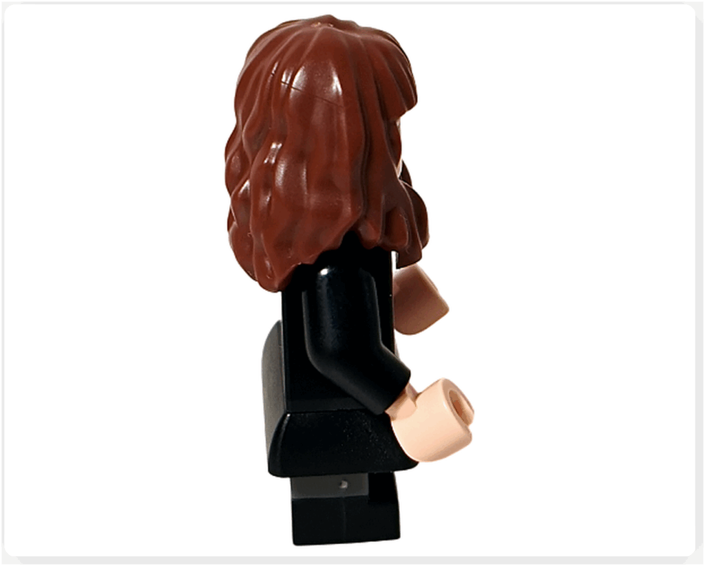 レゴ ハリー・ポッター 76442 のハーマイオニー・ミニフィグ側面。長いカールヘアと黒いローブのシルエットが見える。