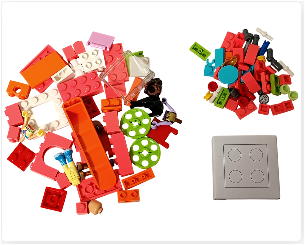 レゴ フレンズ 42674 組立レビュー第1部のパーツ写真。フローズンドリンクのお店用のカラフルなブロックと、リアンとアリヤのマントが入った小さな箱が写っている。