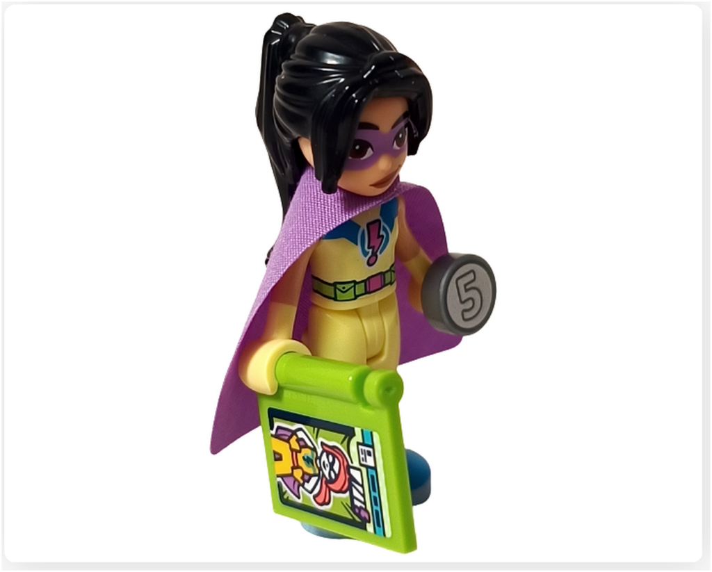 レゴ フレンズ 42674 リアンのミニドール正面。紫色のマントを着け、ヒーロー衣装でコミックを手にしている。