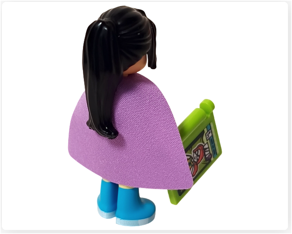 レゴ フレンズ 42674 リアンのミニドール背面。紫色のマントと黒い髪型が確認できる後ろ姿。