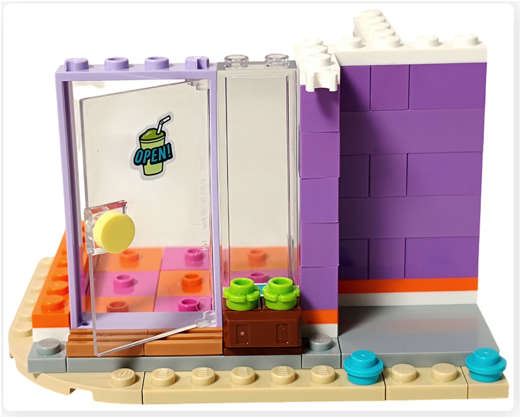 レゴ フレンズ 42674 組立レビュー第1部の正面入り口。フローズンドリンクのお店に透明なガラス扉、OPENサイン、植木パーツを取り付けた組立工程。