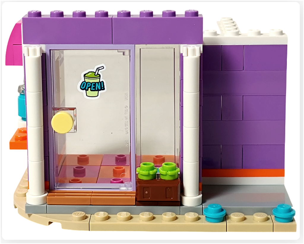 レゴ フレンズ 42674 組立レビュー第1部の正面入り口外装。フローズンドリンクのお店のガラス扉まわりに柱や外壁装飾を取り付けた完成直前の状態。