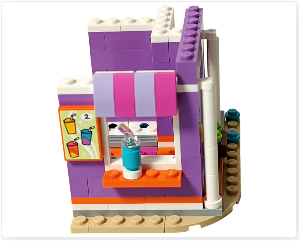 レゴ フレンズ 42674 組立レビュー第1部の受け渡しカウンター装飾。フローズンドリンクのお店のカウンター横に、ドリンクメニューの看板パーツを取り付けた状態。