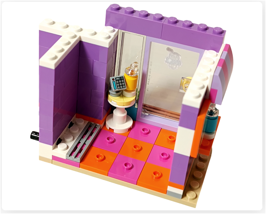 レゴ フレンズ 42674 組立レビュー第1部の内装写真。フローズンドリンクのお店の中に、レジ台とドリンクカップ、小物パーツを配置した状態。