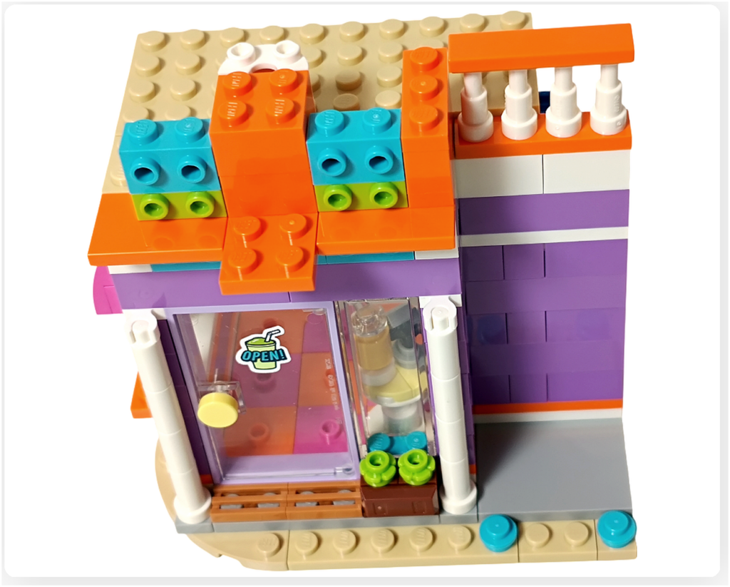 レゴ フレンズ 42674 フローズンドリンク店の2階テラス。オレンジ色の柵と壁パーツを組み立てた上階部分の外観。