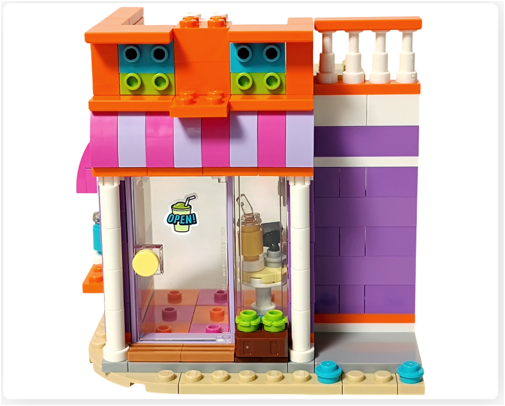 レゴ フレンズ 42674 組立レビュー第1部のフローズンドリンク店正面。ひさしパーツを取り付け、入口まわりの外装が完成した状態。