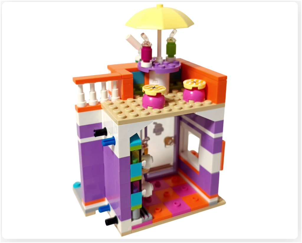 レゴ フレンズ 42674 組立レビュー第1部の2階テラス。パラソルと椅子を配置した屋外テラススペースの完成イメージ。