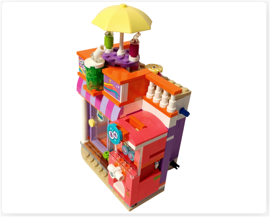 レゴ フレンズ 42674 組立レビュー第1部。フローズンドリンクのお店の完成全景。2階テラス、パラソル、ガチャギミックを備えた小さなお店。