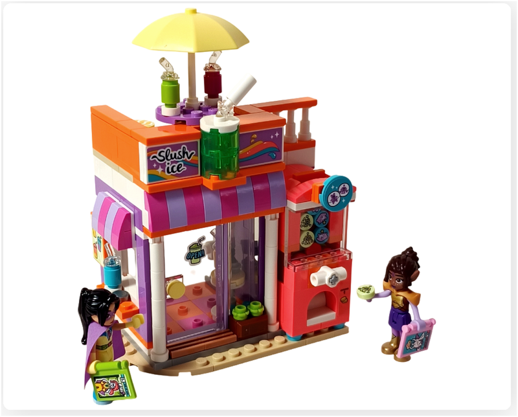 レゴ フレンズ 42674 組立レビュー第1部の完成写真。フローズンドリンクのお店の正面外観とガチャマシン、リアンとアリヤのミニドールを配置した完成全景。