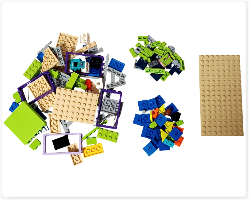 レゴ フレンズ 42674 組立レビュー第2部のパーツ写真。建物用のベースプレートや壁、装飾用の小さなパーツ一式を並べた状態。