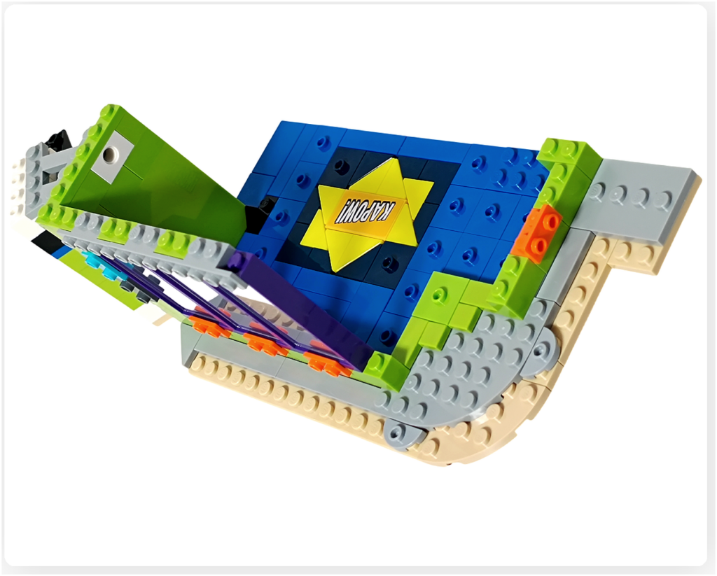 レゴ フレンズ 42674 組立レビュー第2部の1階コミックショップ入口床写真。ウィンドウ下の床部分に装飾パーツを配置し、出入口周辺の床を組み立てた状態。