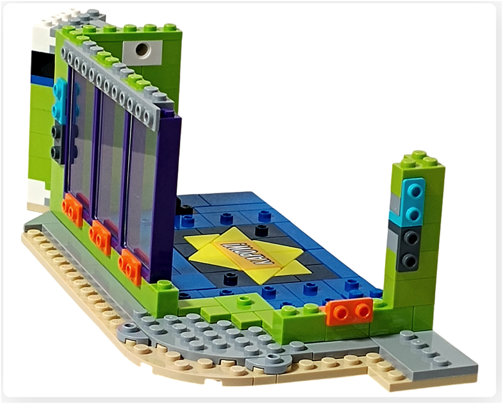 レゴ フレンズ 42674 組立レビュー第2部の1階コミックショップ側面ウィンドウ写真。側面の壁にフレーム付きウィンドウパーツを取り付けた外観の状態。