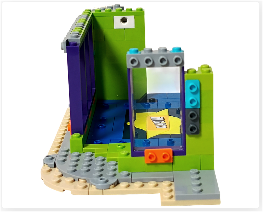 レゴ フレンズ 42674 組立レビュー第2部の1階コミックショップ側面ウィンドウ写真。店内側から見た側面ウィンドウと床装飾を組み立てた状態。