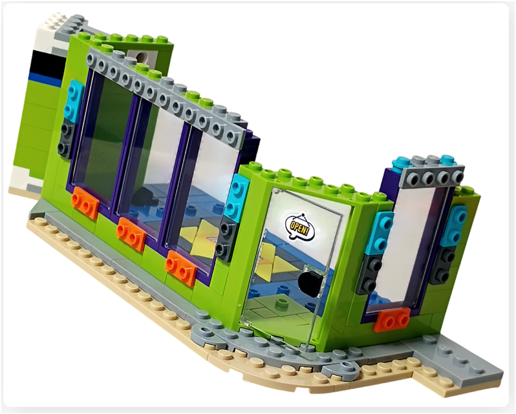 レゴ フレンズ 42674 組立レビュー第2部の1階コミックショップ入口写真。ガラス扉とウィンドウを備えた正面入口部分を組み立てた状態。