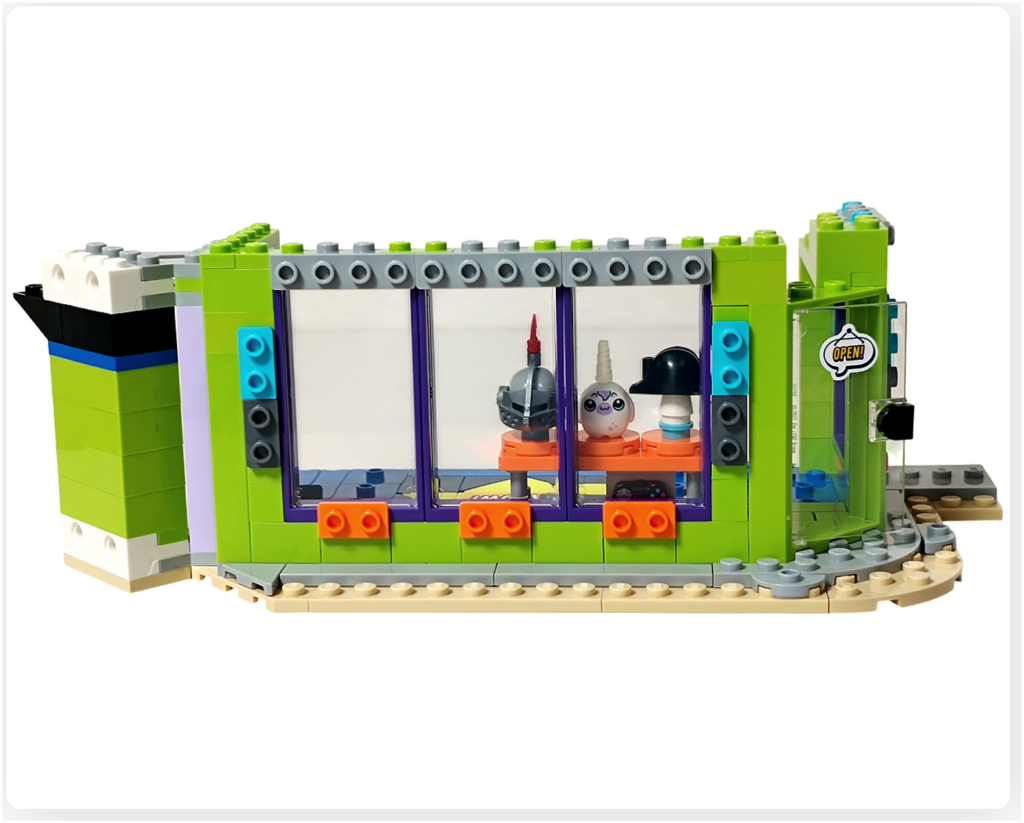 レゴ フレンズ 42674 組立レビュー第2部のファンタジー系ディスプレイ写真。1階コミックショップのウィンドウ内にファンタジー系ディスプレイ棚を設置した状態。