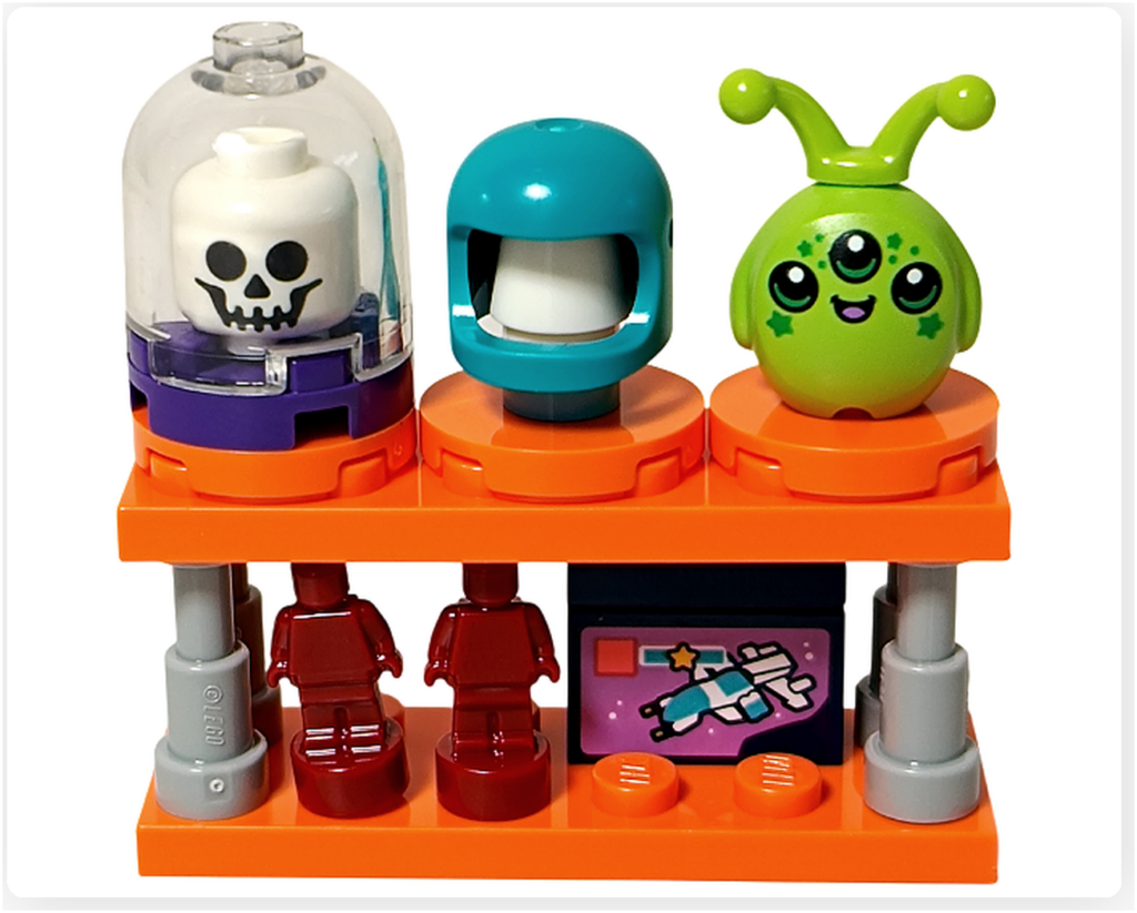 レゴ フレンズ 42674 コミックショップとゲームセンター。SF系ディスプレイ用のアイテムパーツ。宇宙服ヘルメット、エイリアン風パーツ、ドーム入りスカルヘッドなどが並んでいる。