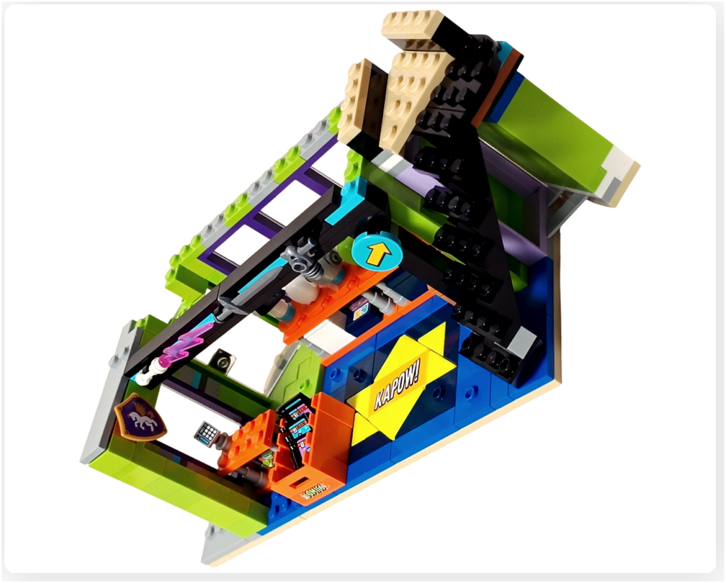 レゴ フレンズ 42674 組立レビューの写真。コミックショップとゲームセンターの店内に、2階へ上がる階段と上向き矢印の案内看板が設置されている。階段脇に誘導用サインが配置されている。