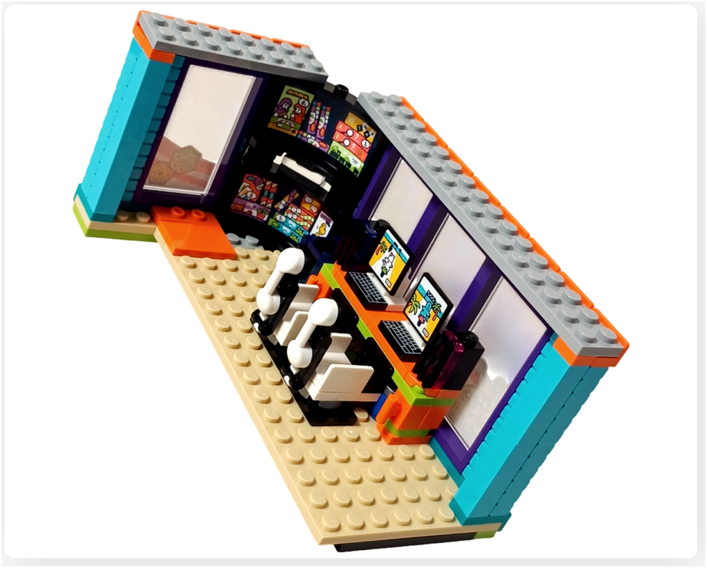 レゴ フレンズ 42674 コミックショップとゲームセンターの2階ゲームセンター内装。ゲーミングPC前にリクライニングチェアが配置され、ゆったりと遊べる空間構成がわかる様子。