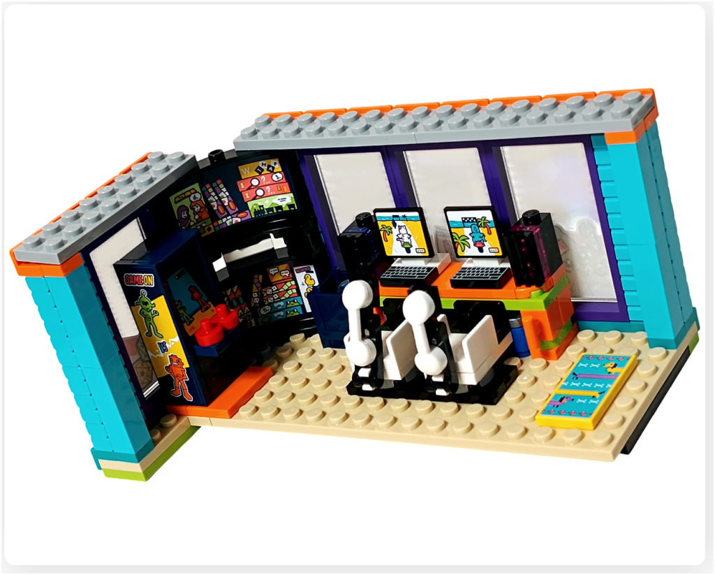 レゴ フレンズ 42674 コミックショップとゲームセンターの2階外観。コーナー部分に装飾パーツが取り付けられ、建物の立体感や街角としての表情がわかる構造。
