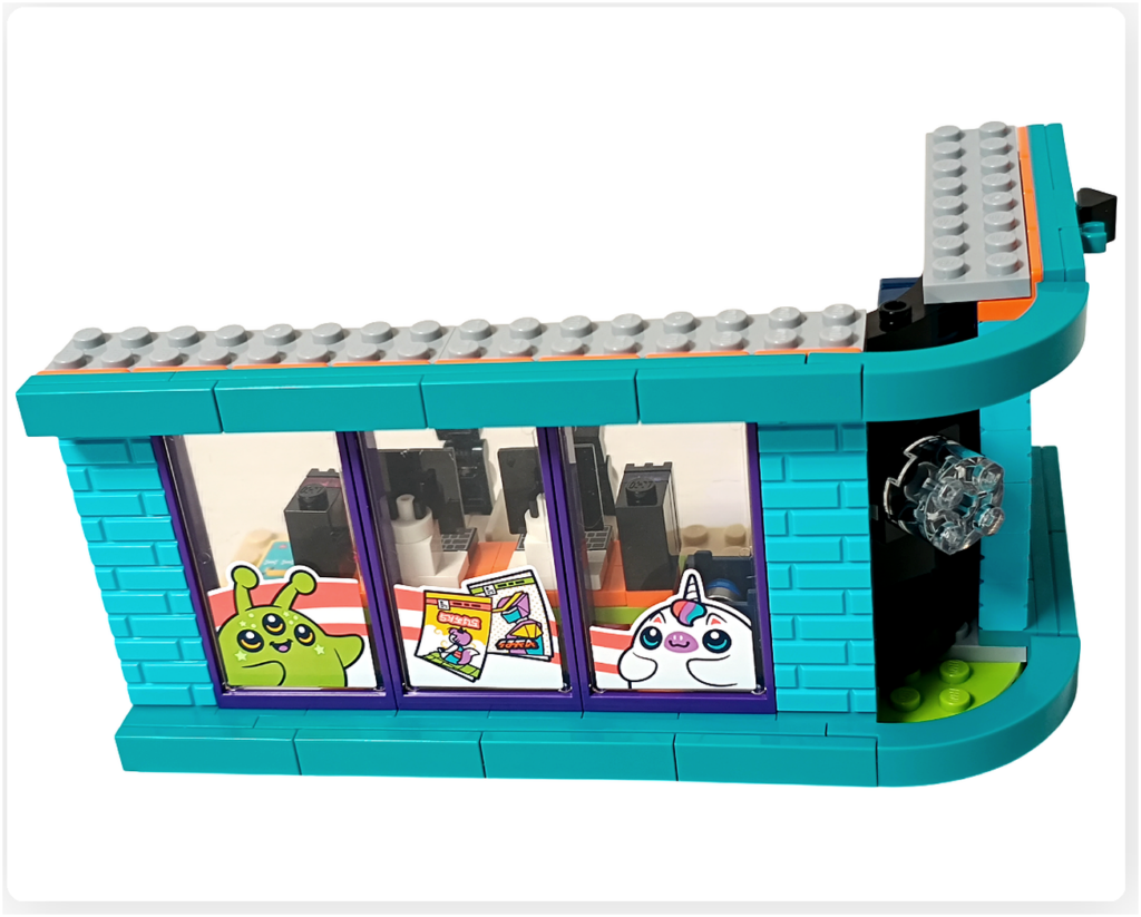 レゴ フレンズ 42674 コミックショップとゲームセンターの2階外観正面。ウインドウ装飾越しにゲームセンター内の様子が見え、街に開かれたデザインであることがわかる外観構成。