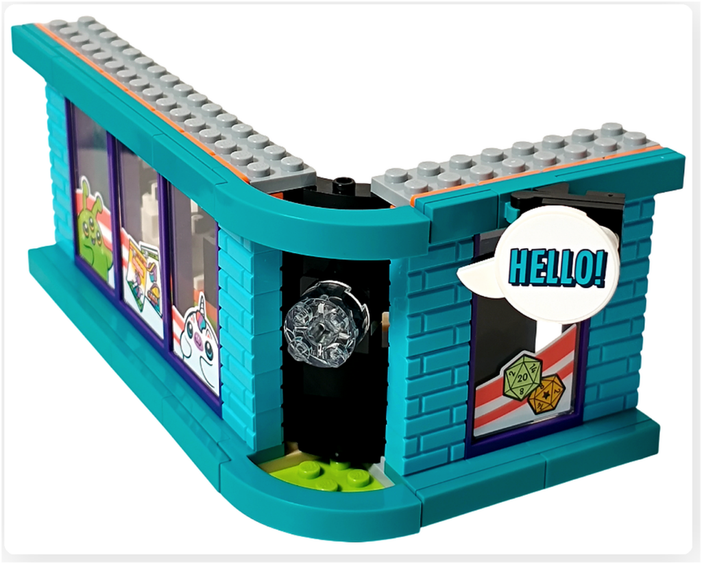 レゴ フレンズ 42674 コミックショップとゲームセンターの外観装飾。「HELLO!」と書かれた吹き出し型の看板が建物外側に設置され、親しみやすいショップの雰囲気を表現している様子。