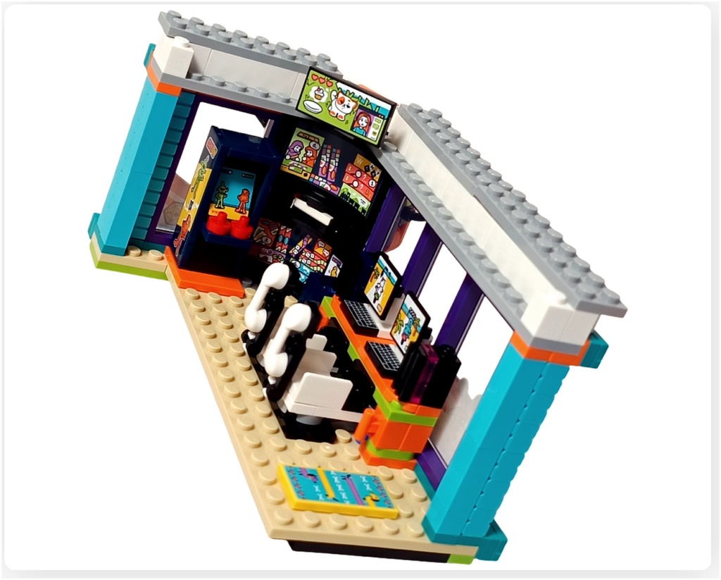 レゴ フレンズ 42674 コミックショップとゲームセンター 2階ゲームセンター側面に配置された格闘ゲーム筐体とプレイエリアの内装構成がわかる写真