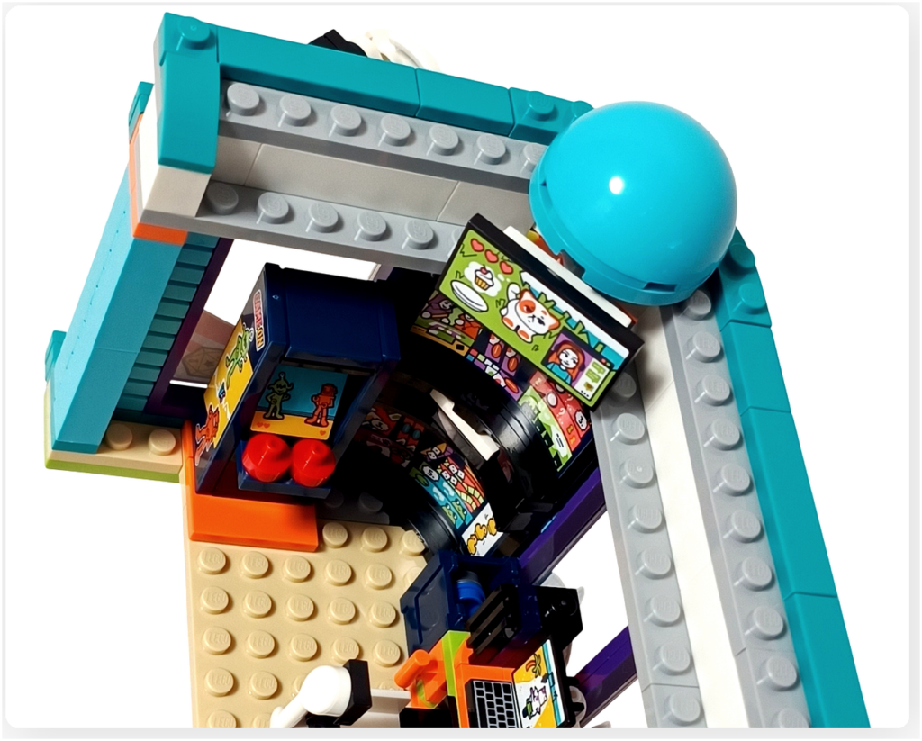 レゴ フレンズ 42674 コミックショップとゲームセンターの内装ディテール。建物コーナー上部に設置された装飾が青い球体パーツでカバーされ、内部の地図パーツが通常は見えない構造になっている様子。