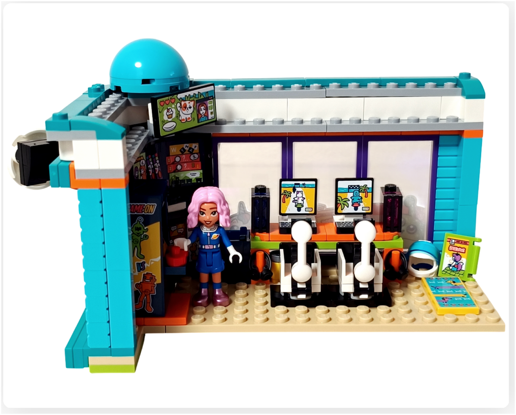 レゴ フレンズ 42674 コミックショップとゲームセンターの2階ゲームセンター完成写真。ゲーミングPCとデュアルモニター、リクライニングチェア、アーケードゲーム筐体が配置されたゲームフロアの内装全体。