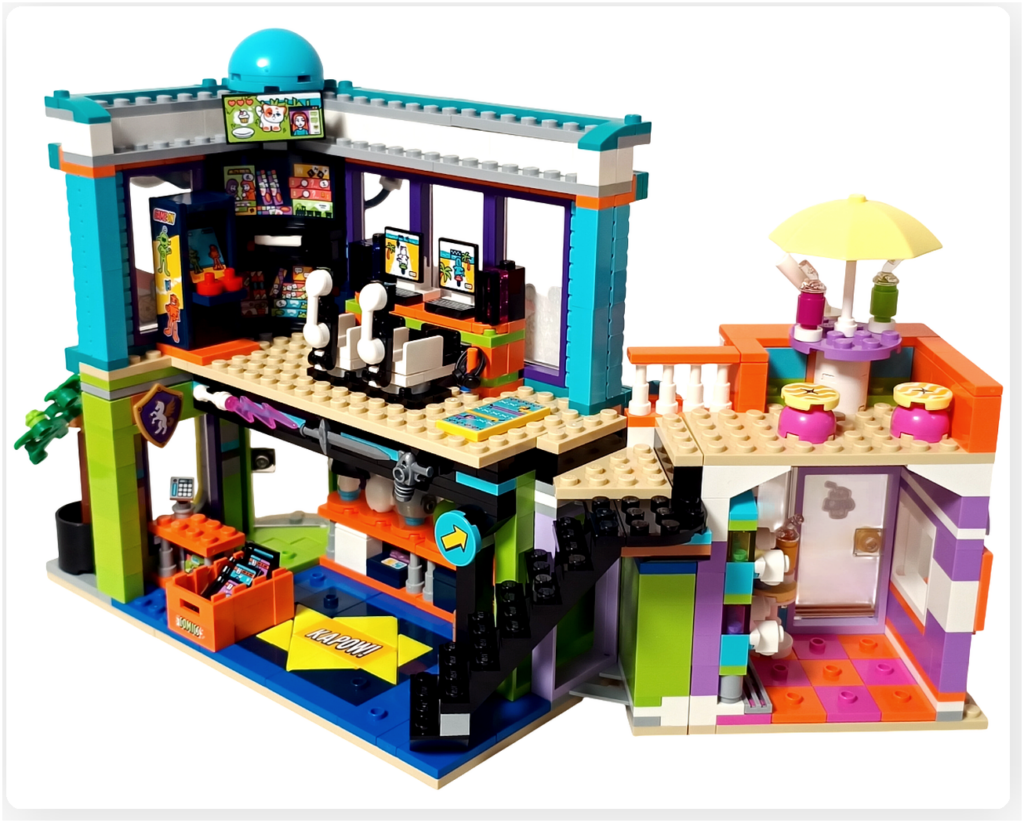 レゴ フレンズ 42674 コミックショップとゲームセンター。ゲームセンター部分を2階に取り付けたモジュラー構造で、上下に簡単に分解できる仕様。内部のゲーム席や階段配置が確認できる。