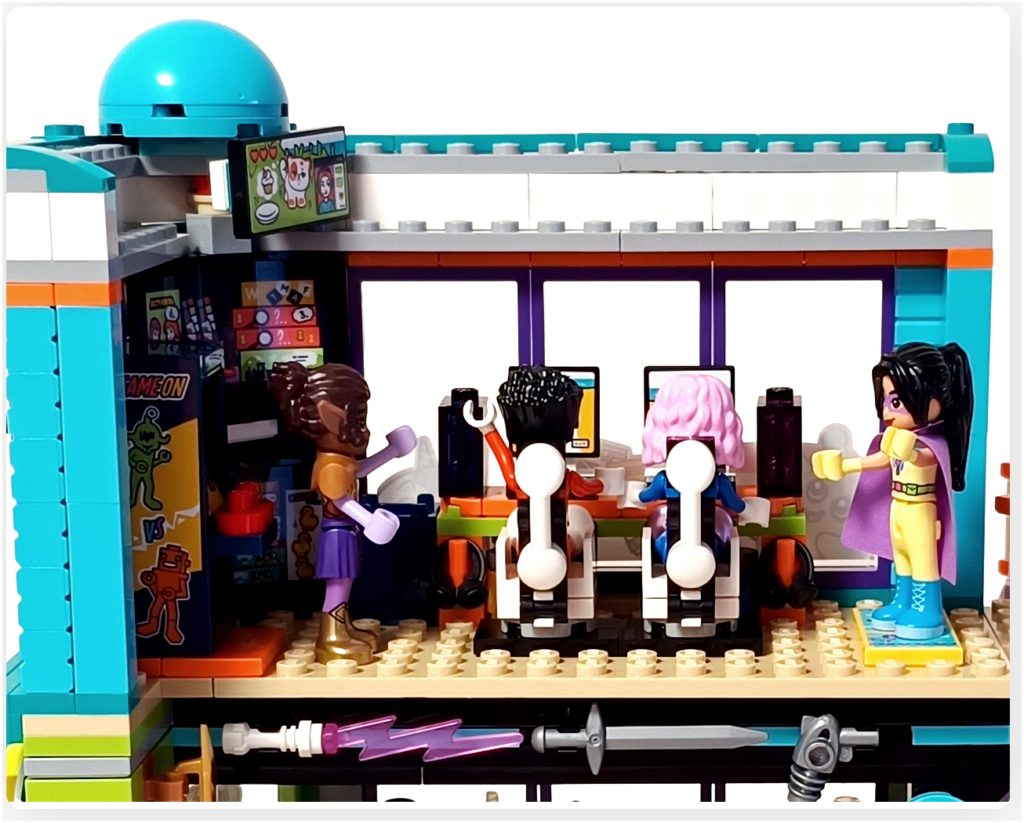 レゴ フレンズ 42674「コミックショップとゲームセンター」完成シーン 2階ゲームセンターで遊ぶノヴァと見守るリアン、アリヤ