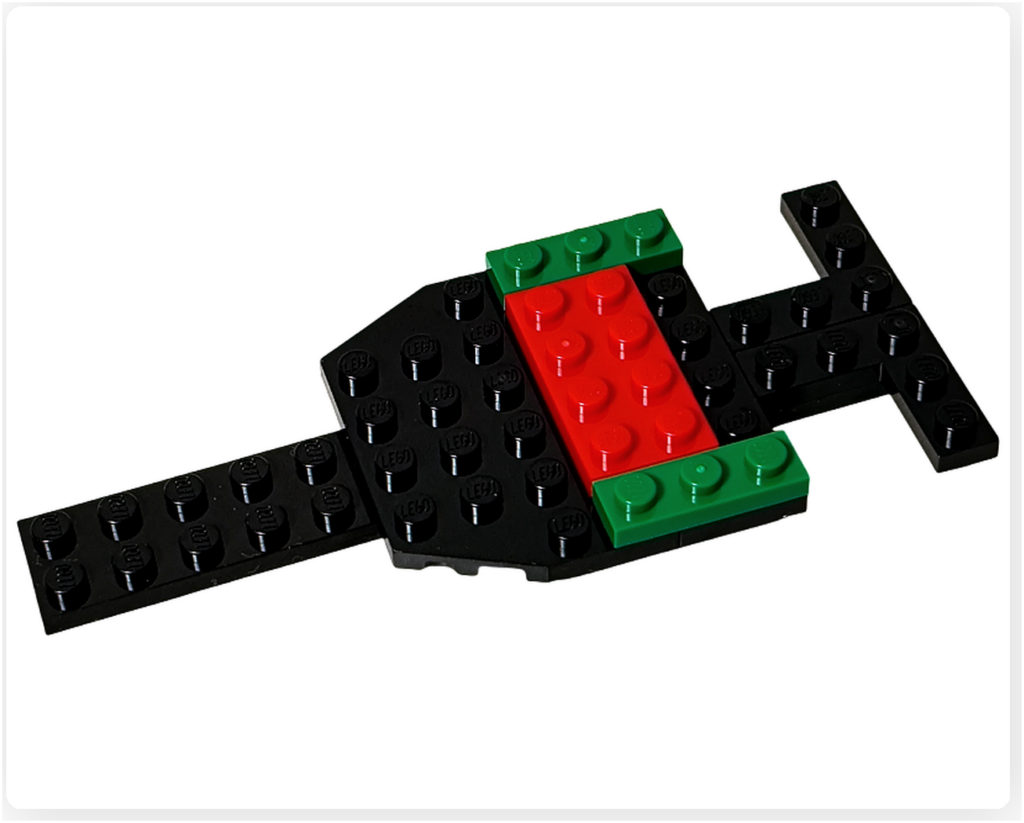 レゴ 40746 シーズナル クリスマスプレゼント配達トラックの車体基礎。黒や赤、緑のパーツで土台部分が組まれた工程の写真です。