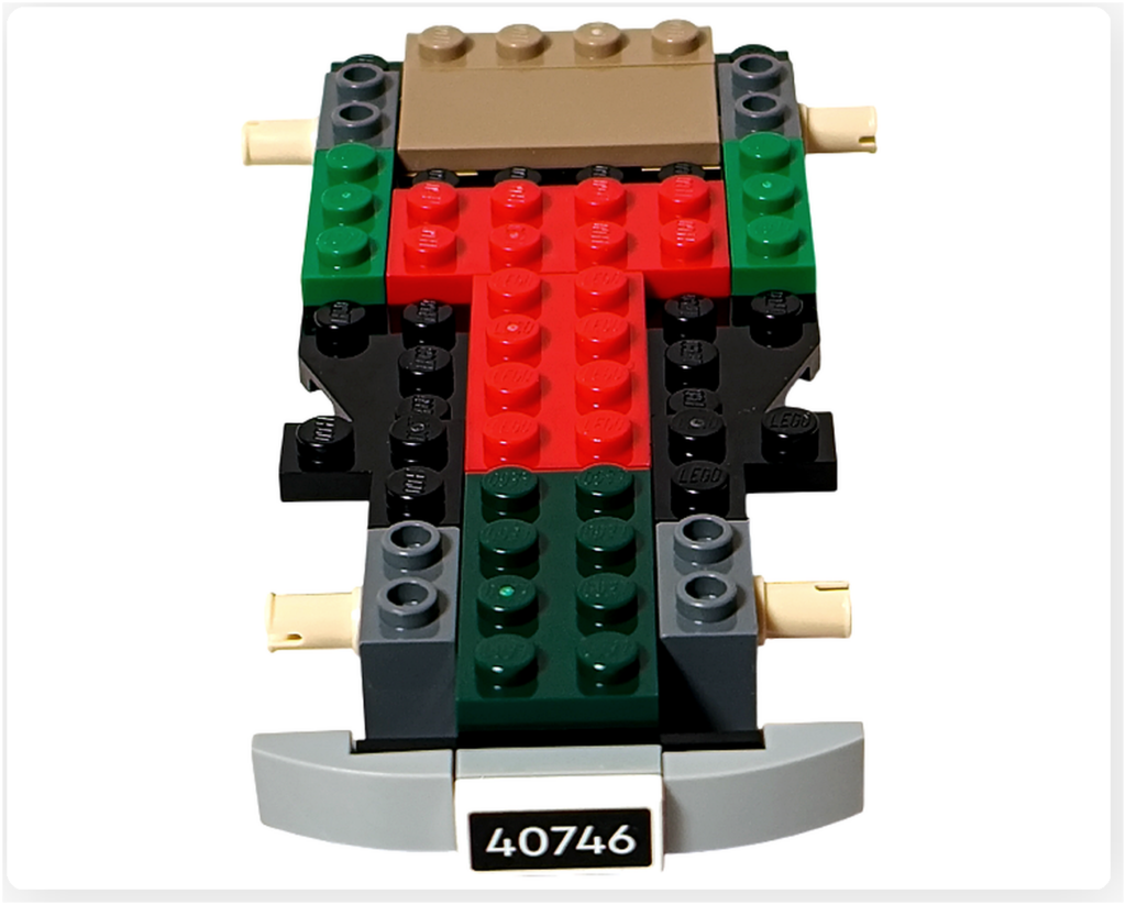 レゴ 40746 シーズナル クリスマスプレゼント配達トラックの組立途中。フロントに40746のナンバープレートが付き、車体前面が整った様子が分かる写真です。