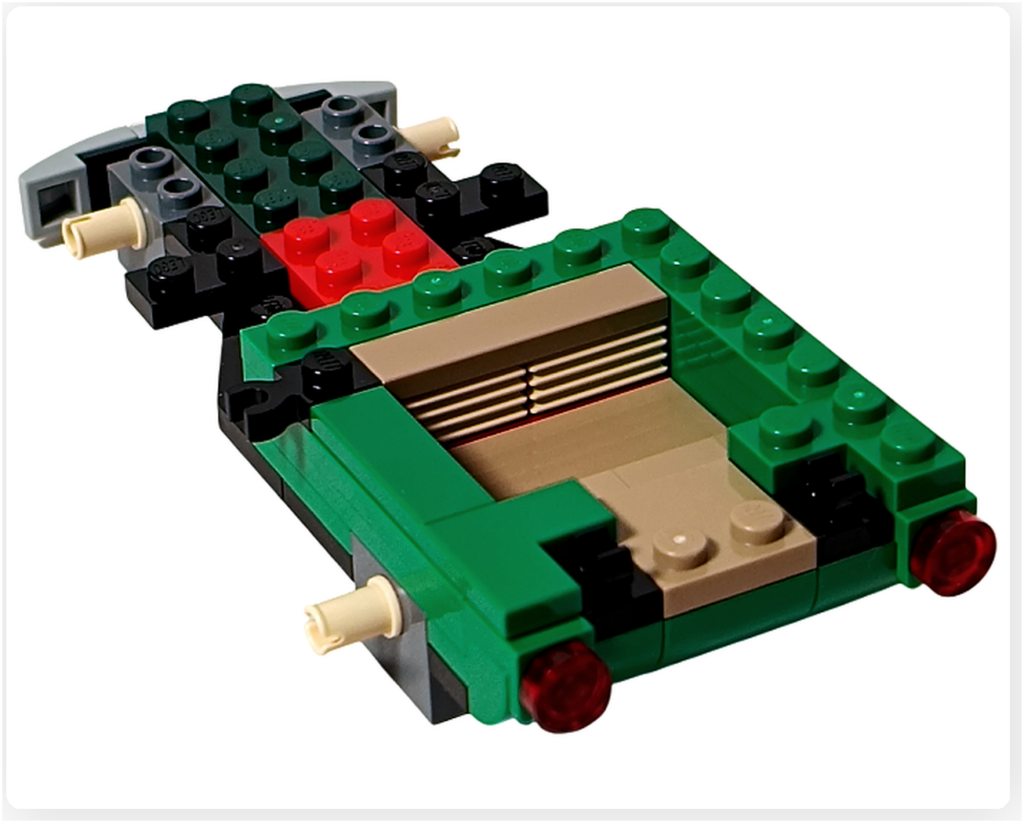 レゴ 40746 シーズナル クリスマスプレゼント配達トラックの組立途中。荷台後部が形づくられ、赤いテールライトが取り付けられた状態を写した写真です。