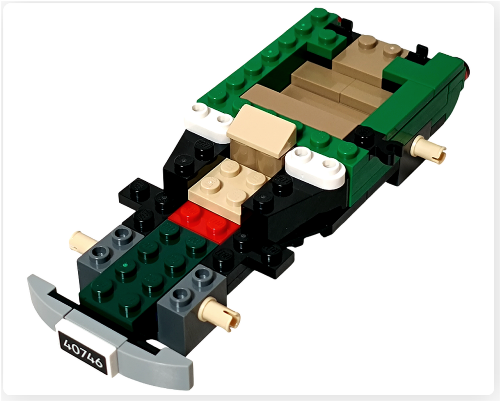レゴ 40746 シーズナル クリスマスプレゼント配達トラックの組立途中。白いパーツが座席横に加わり、フロントのラインが整っていく様子が分かる写真です。