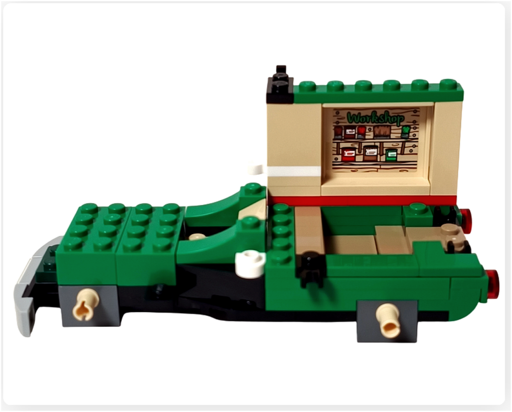 レゴ 40746 シーズナル クリスマスプレゼント配達トラックの右側面内側。作業棚のステッカーが貼られ、工具や箱の描かれたワークショップ風の雰囲気が伝わる構図です。