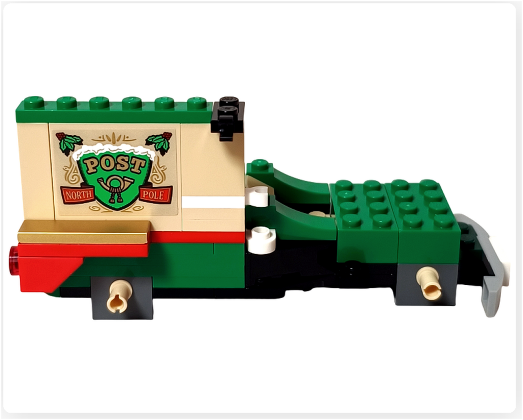 レゴ 40746 シーズナル クリスマスプレゼント配達トラックの右側面外側。ノースポールのPOSTエンブレムステッカーが貼られ、配達トラックらしい雰囲気が伝わる写真です。